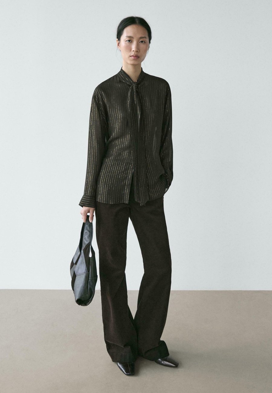 Блуза Massimo Dutti FLOWING WITH SCARF COLLAR, Black
Блуза Massimo Dutti FLOWING WITH SCARF COLLAR, Black