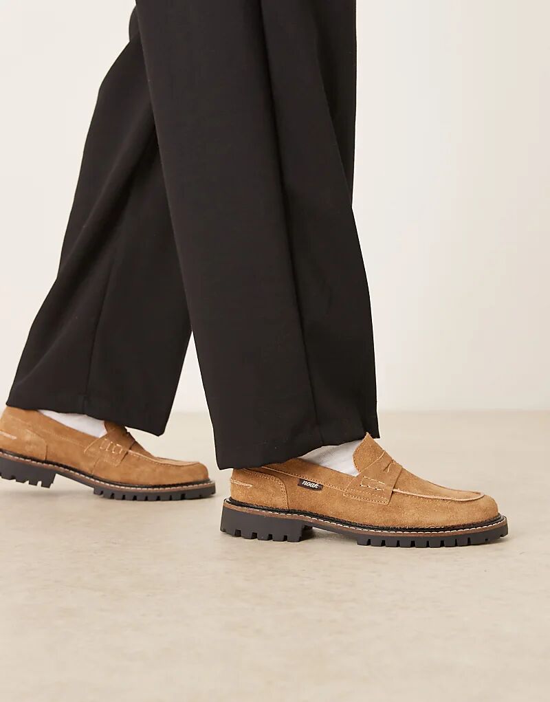 Лоферы Noak, сделанные в Португалии, из светло-коричневой замши с рифленой подошвой.
Лоферы Noak, сделанные в Португалии, из светло-коричневой замши с рифленой подошвой.