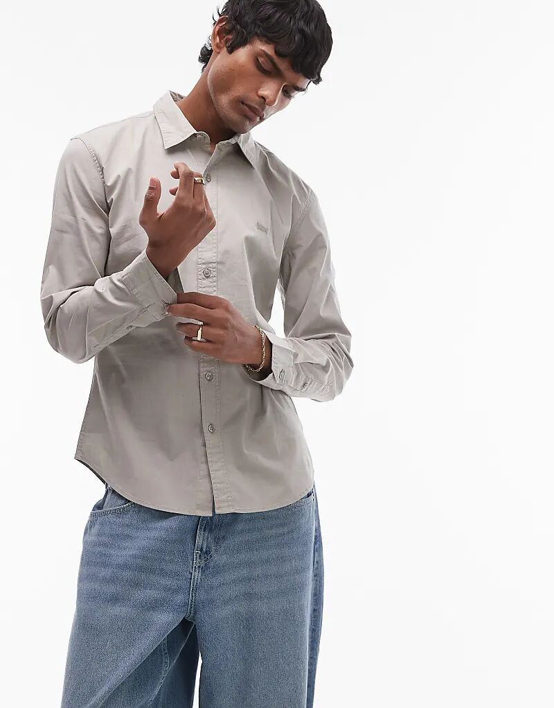 Рубашка Levi's Battery Logo облегающего кроя из эластичного поплина серого цвета
Рубашка Levi's Battery Logo облегающего кроя из эластичного поплина серого цвета