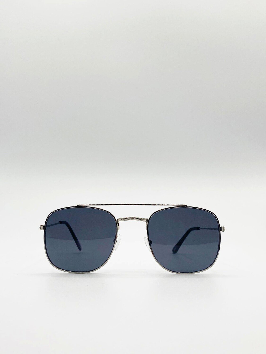 Солнцезащитные очки-авиаторы с двойной перемычкой SVNX, серебро
Солнцезащитные очки-авиаторы с двойной перемычкой SVNX, серебро