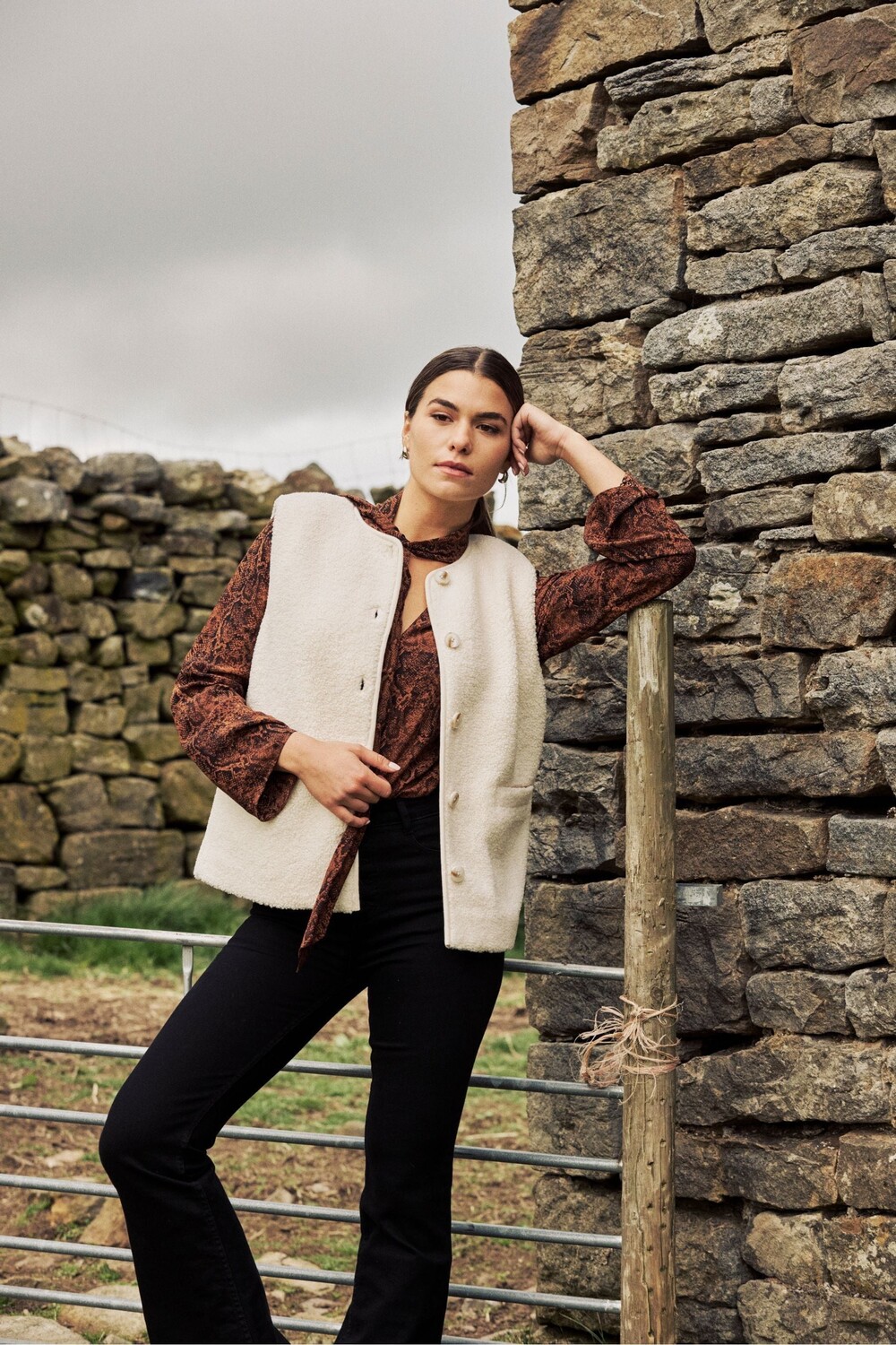 Жилет Борг с пуговицами спереди от Nobody's Child Nobody'S Child, бежевый
Жилет Борг с пуговицами спереди от Nobody's Child Nobody'S Child, бежевый