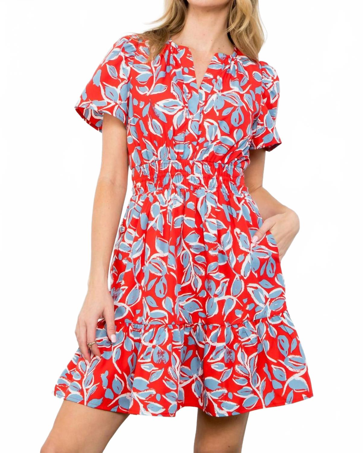 Платье Naomi с принтом в кораллово-красных и синих тонах THML
Платье Naomi с принтом в кораллово-красных и синих тонах THML