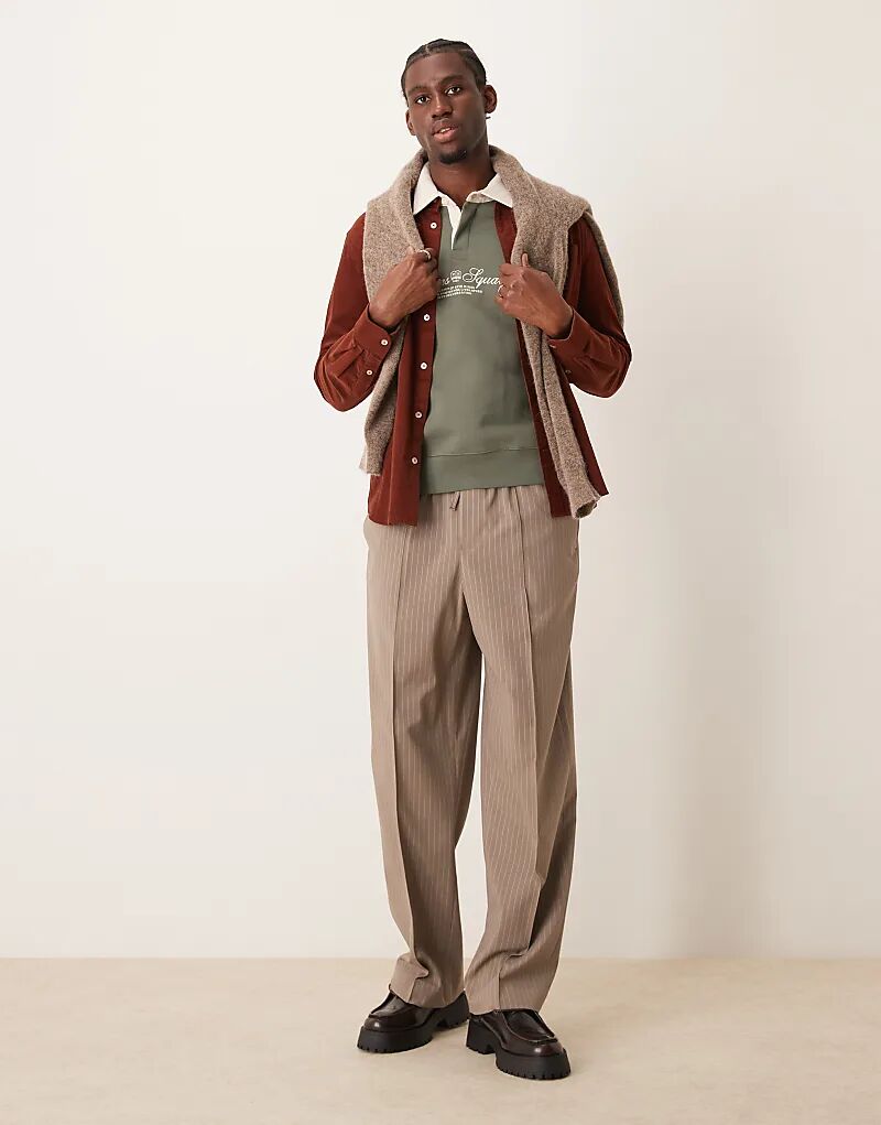 Наденьте элегантные широкие брюки в коричневую полоску ASOS DESIGN
Наденьте элегантные широкие брюки в коричневую полоску ASOS DESIGN