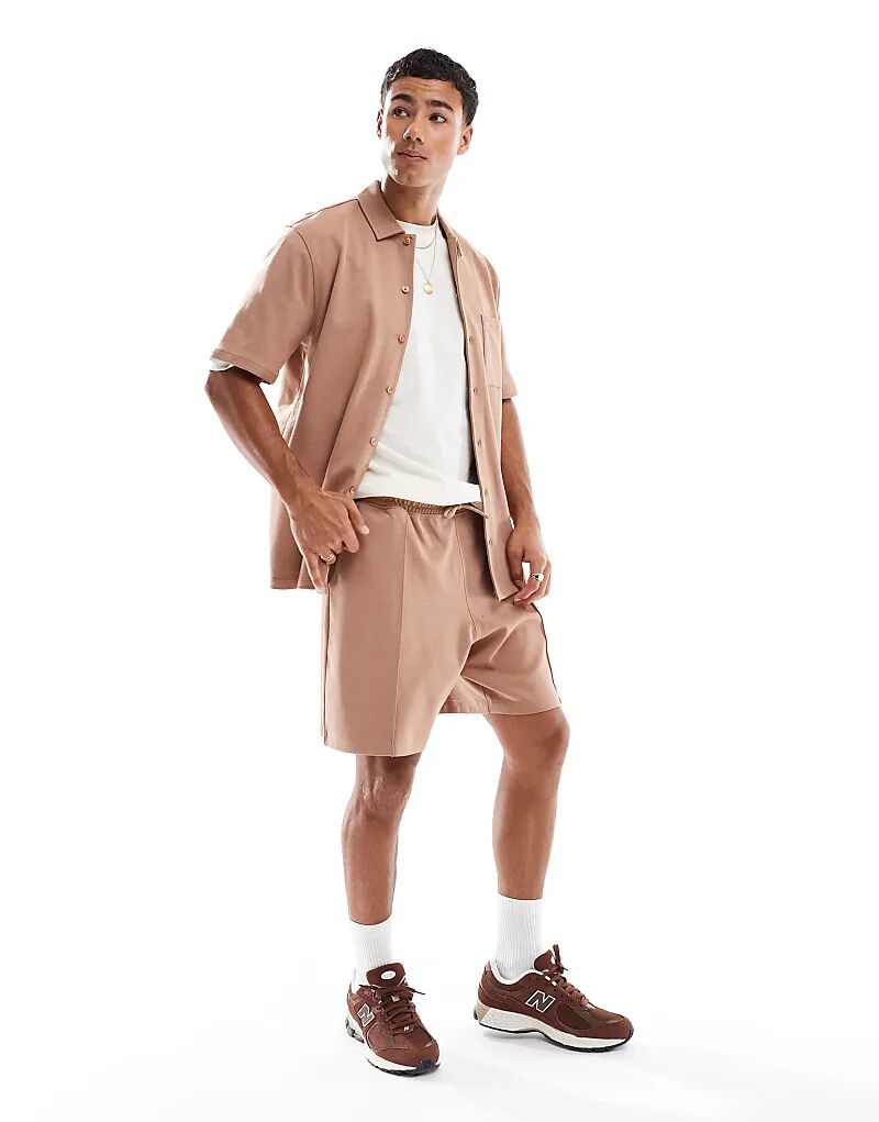 Короткая майка тяжелого веса New Look коричневого цвета
Короткая майка тяжелого веса New Look коричневого цвета