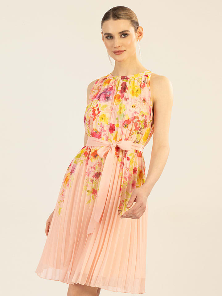 Короткое платье APART
Короткое платье APART