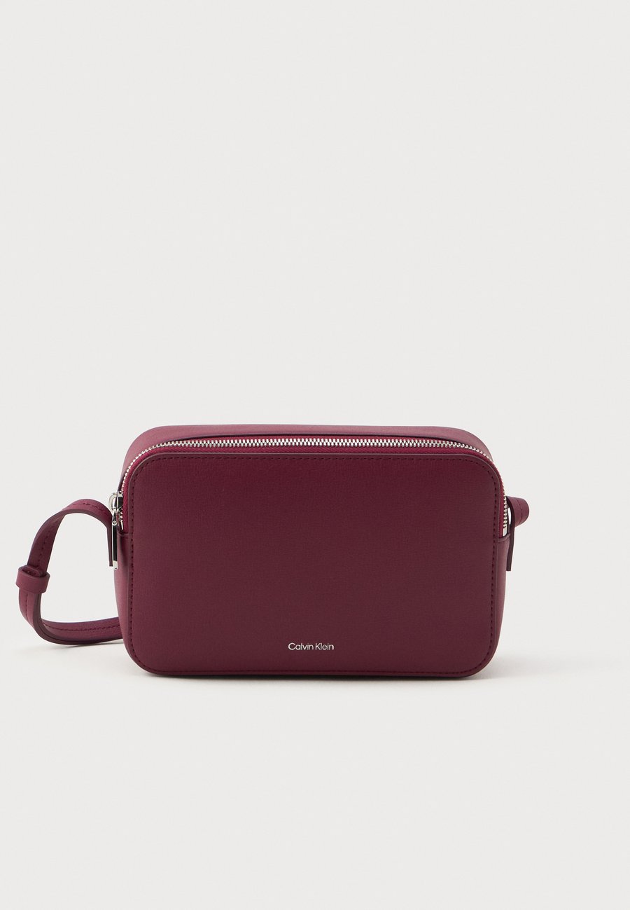 Сумка кросс-боди Calvin Klein EMBOSSED LOGO, Alluring Pink/Bordeaux
Сумка кросс-боди Calvin Klein EMBOSSED LOGO, Alluring Pink/Bordeaux