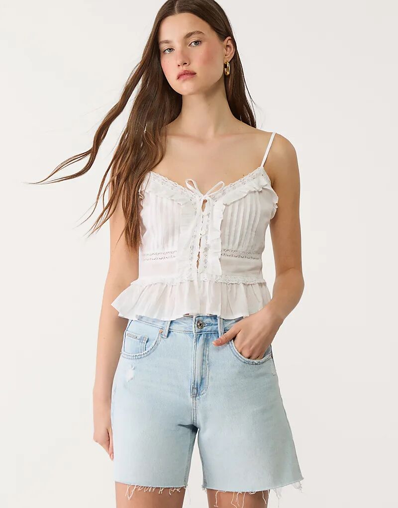 Топ Stradivarius с рюшами и бретельками белого цвета
Топ Stradivarius с рюшами и бретельками белого цвета