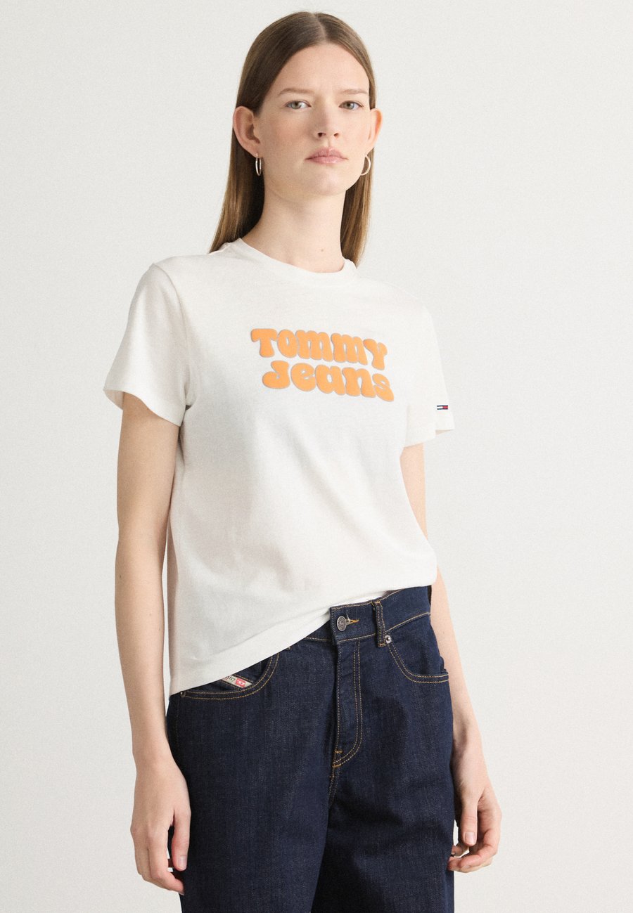Футболка Tommy Jeans ESSENTIAL LOGO TEE, Ecru/Off-White, Белый, Футболка Tommy Jeans ESSENTIAL LOGO TEE, Ecru/Off-White
Футболка Tommy Jeans ESSENTIAL LOGO TEE, Ecru/Off-White, Белый, Футболка Tommy Jeans ESSENTIAL LOGO TEE, Ecru/Off-White