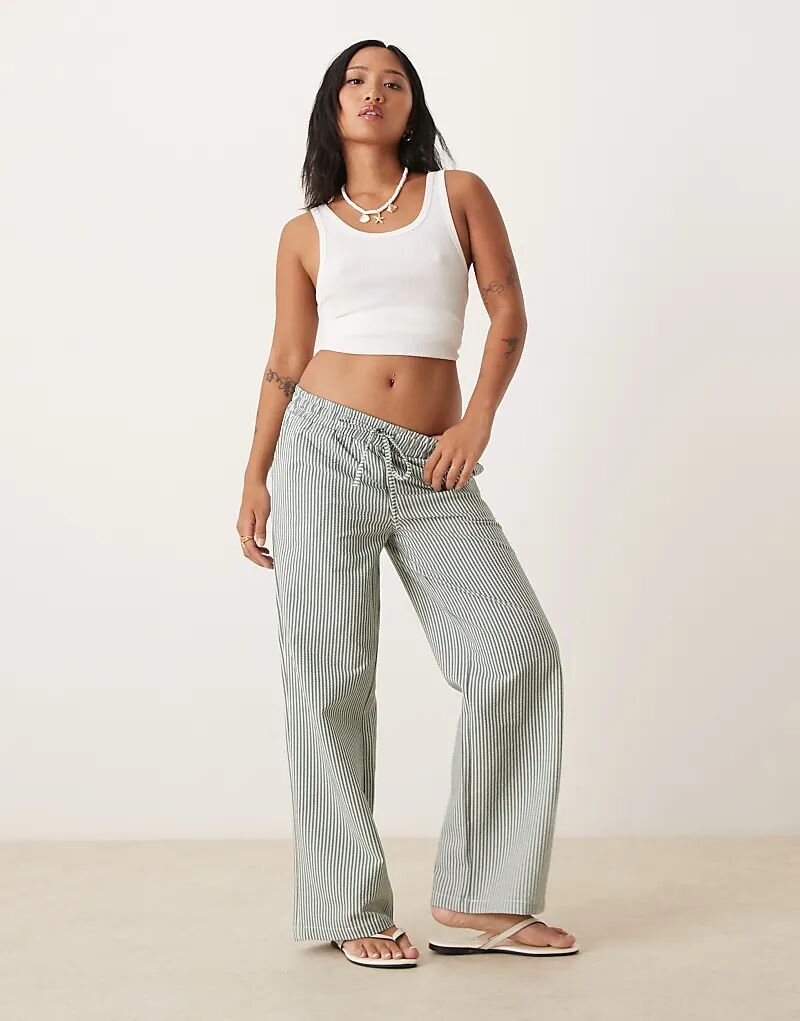 Брюки JDY Petite из сирсакера в зеленую полоску
Брюки JDY Petite из сирсакера в зеленую полоску