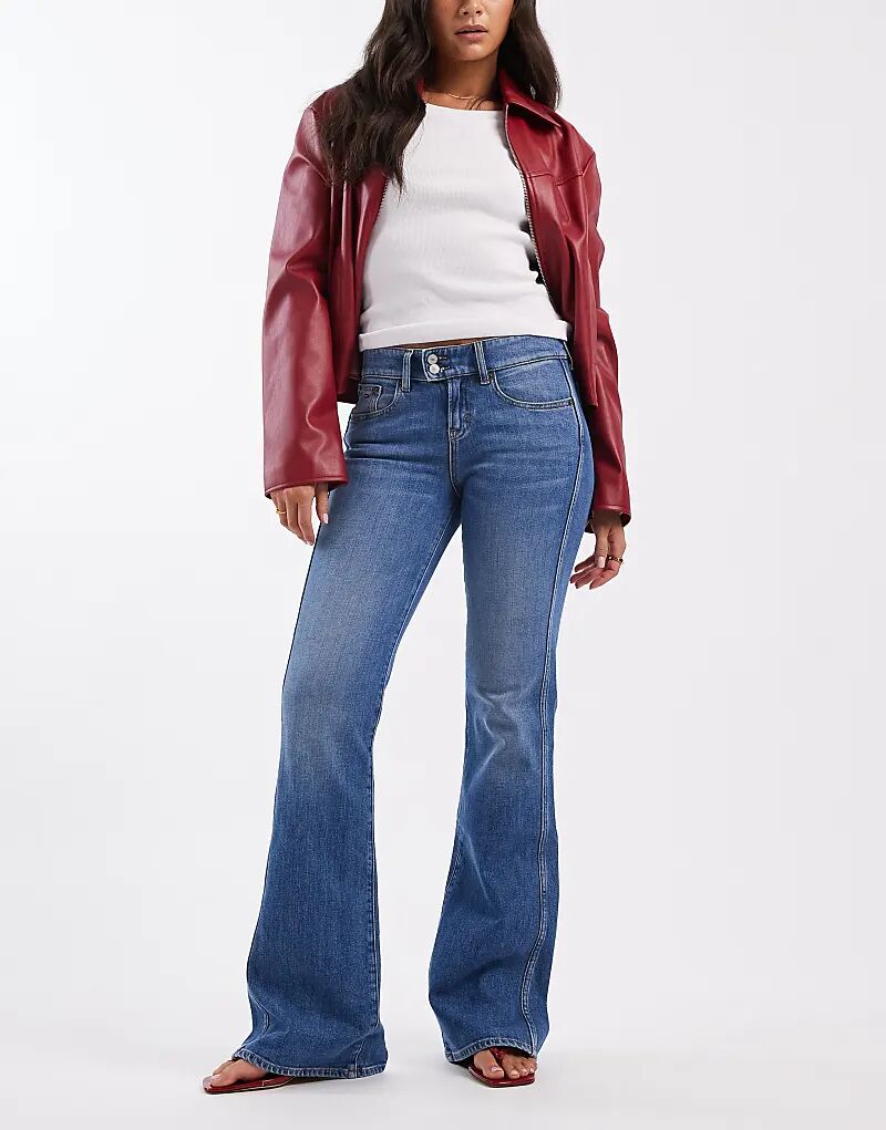 Джинсы Tommy Jeans Sia с низкой талией, расклешенные, светло-синего цвета
Джинсы Tommy Jeans Sia с низкой талией, расклешенные, светло-синего цвета