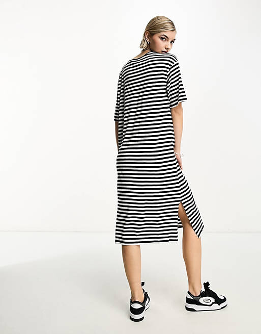 Платье-футболка миди миди Noisy May в черно-белую полоску
Платье-футболка миди миди Noisy May в черно-белую полоску