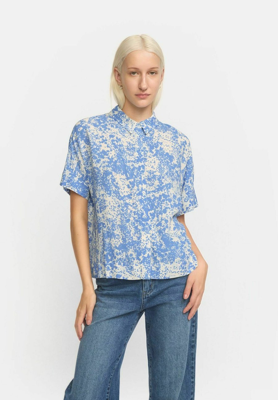 Блуза Soft Rebels SRELEANOR , Microscope Print Ultramarine/Blue
Блуза Soft Rebels SRELEANOR , Microscope Print Ultramarine/Blue
