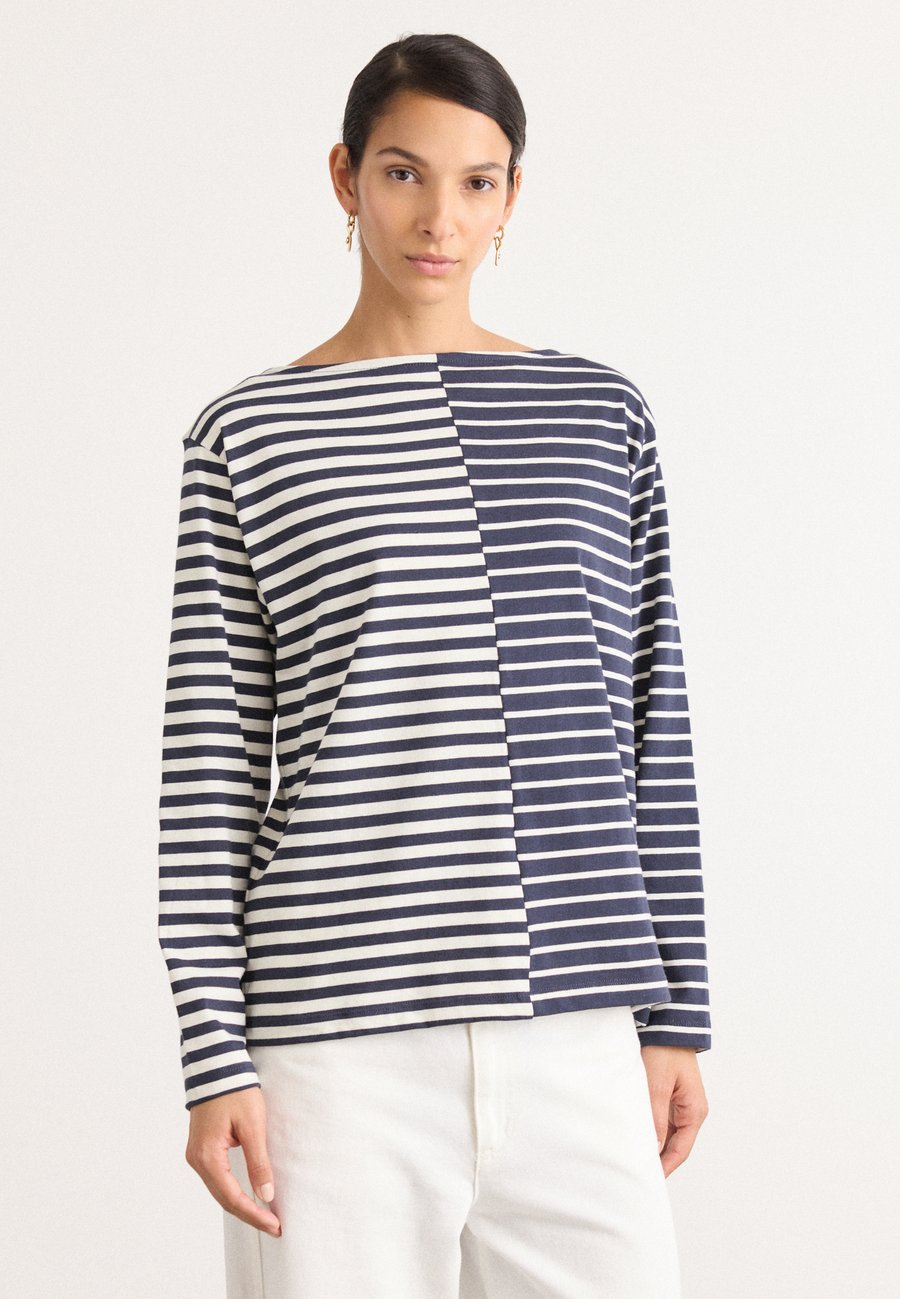 Топ Mads Nørgaard SOFT SINGLE SILKE TEE, Parisian Night/Vanilla Ice Block/Black
Топ Mads Nørgaard SOFT SINGLE SILKE TEE, Parisian Night/Vanilla Ice Block/Black