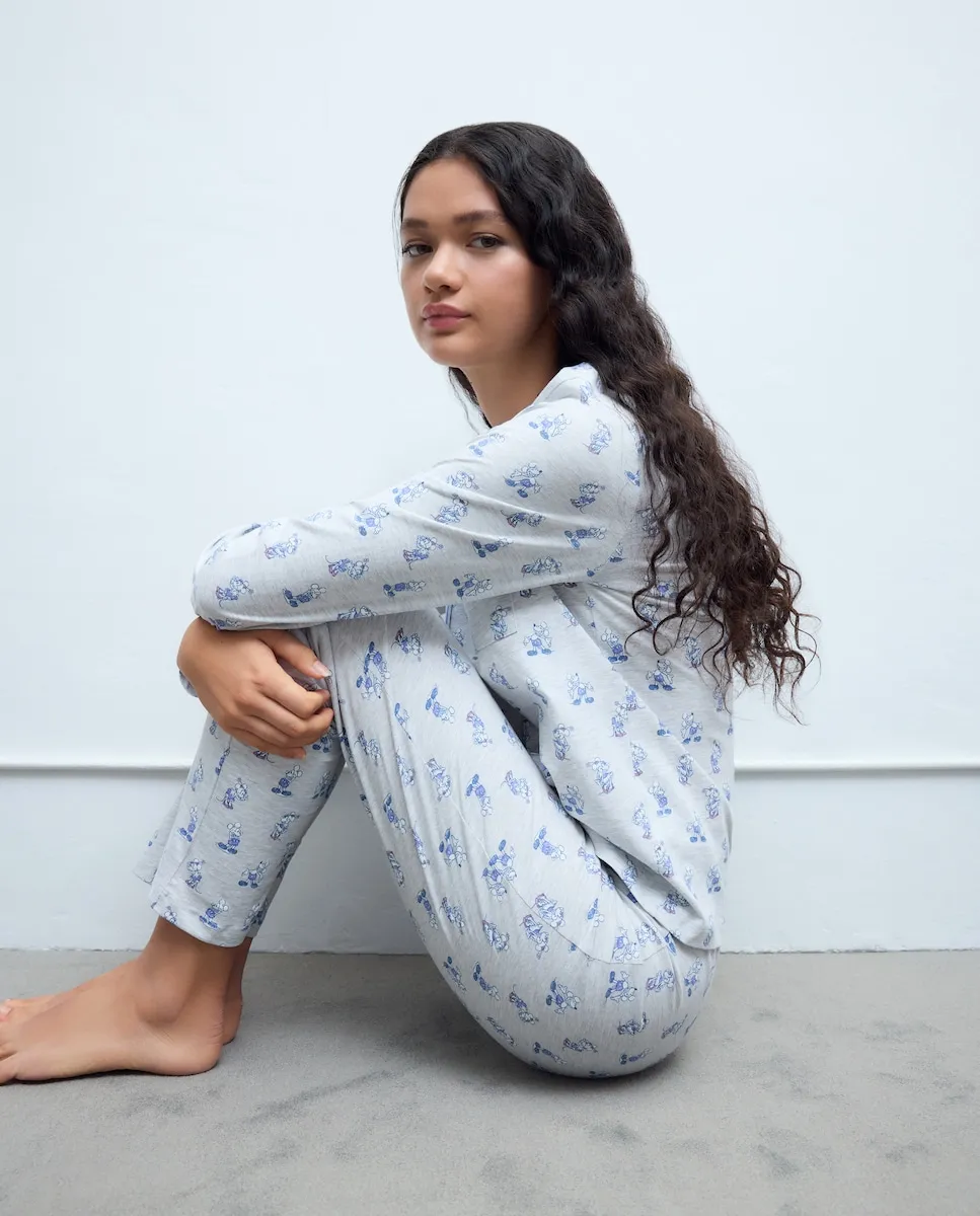 Женская пижама с длинными штанинами с принтом и V-образным вырезом Easy Wear, светло-серый
Женская пижама с длинными штанинами с принтом и V-образным вырезом Easy Wear, светло-серый