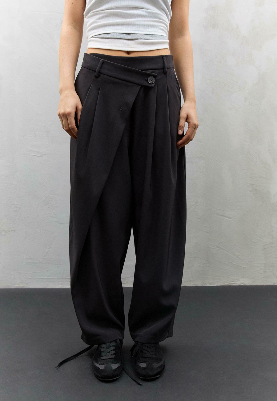 Брюки Stradivarius SMART WITH CROSSOVER WAIST, Black
Брюки Stradivarius SMART WITH CROSSOVER WAIST, Black
