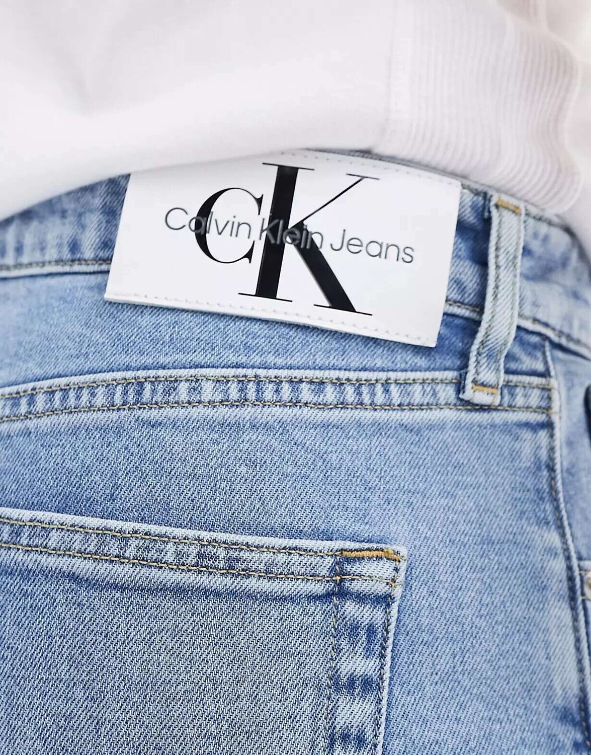 Светлые зауженные джинсы Calvin Klein Jeans
Светлые зауженные джинсы Calvin Klein Jeans