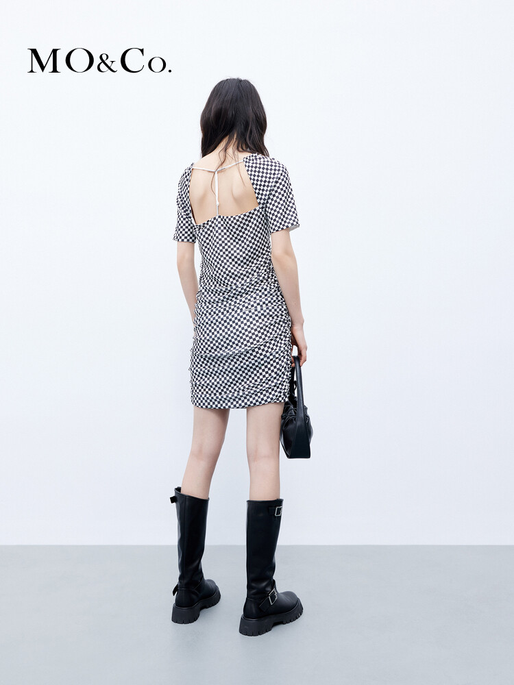 Плиссированное платье Moco с высокой талией и короткими рукавами, черно-белый
Плиссированное платье Moco с высокой талией и короткими рукавами, черно-белый