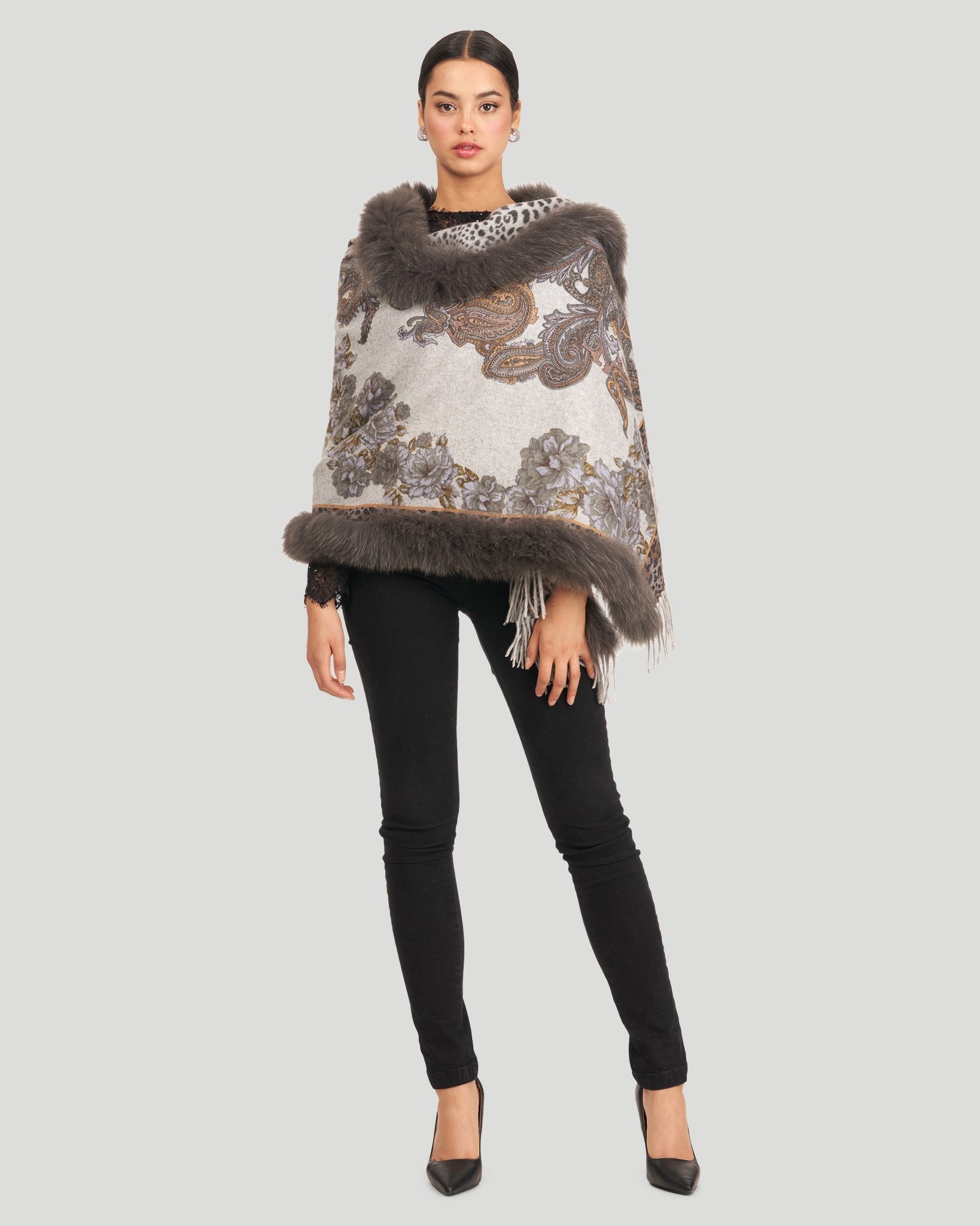 Двусторонний кашемировый палантин с отделкой из лисьего меха Gorski, цвет gray paisley/animal print
Двусторонний кашемировый палантин с отделкой из лисьего меха Gorski, цвет gray paisley/animal print