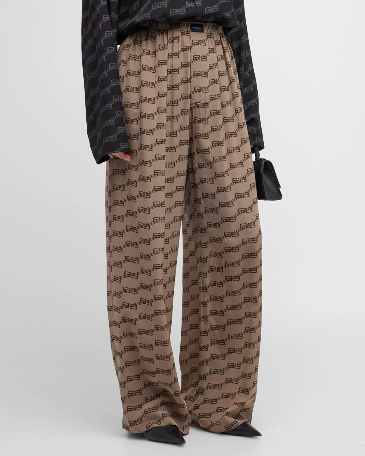 Прямые шелковые пижамные брюки с логотипом BB Balenciaga, цвет 9378 Beige/Brown 
Прямые шелковые пижамные брюки с логотипом BB Balenciaga, цвет 9378 Beige/Brown