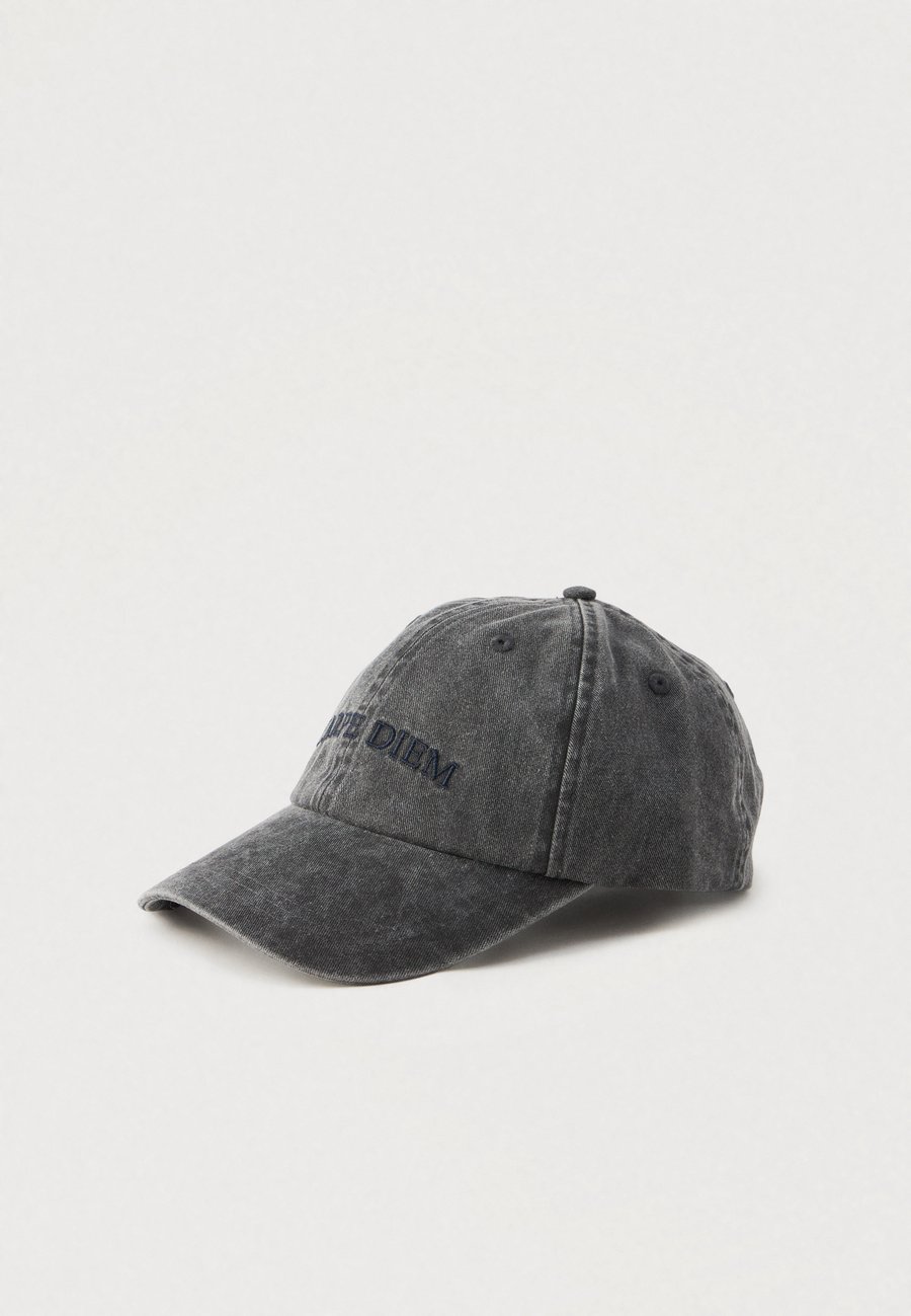 Бейсболка Weekday BASIC EMBRODERY, Washed Black/Black
Бейсболка Weekday BASIC EMBRODERY, Washed Black/Black