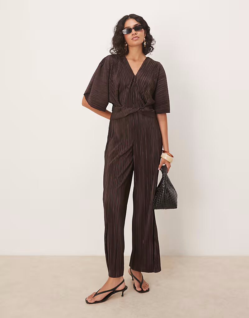 Комбинезон ASOS DESIGN с короткими рукавами и запахом на талии шоколадного цвета
Комбинезон ASOS DESIGN с короткими рукавами и запахом на талии шоколадного цвета