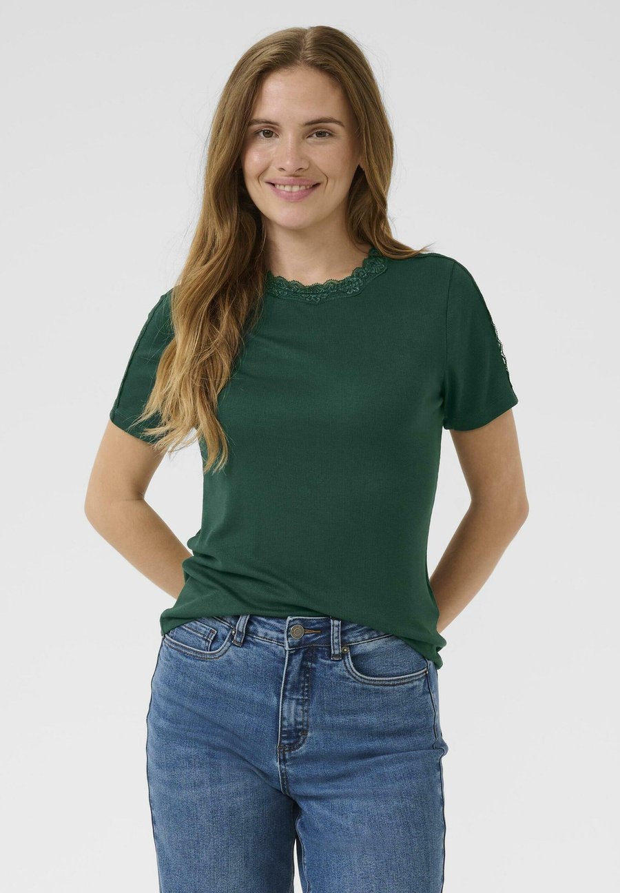 Футболка Kaffe JENNA, Ponderosa Pine/Dark Green, Зеленый, Футболка Kaffe JENNA, Ponderosa Pine/Dark Green
Футболка Kaffe JENNA, Ponderosa Pine/Dark Green, Зеленый, Футболка Kaffe JENNA, Ponderosa Pine/Dark Green