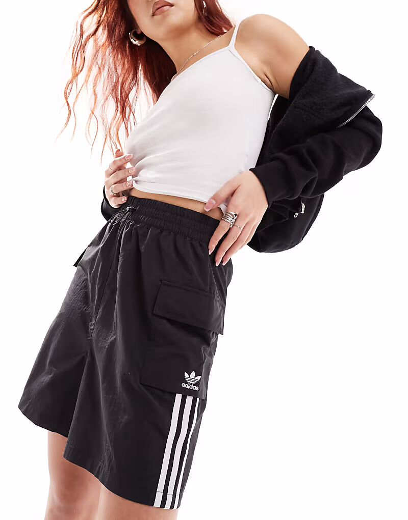 Шорты-карго Adidas Originals с тремя полосками черного цвета
Шорты-карго Adidas Originals с тремя полосками черного цвета