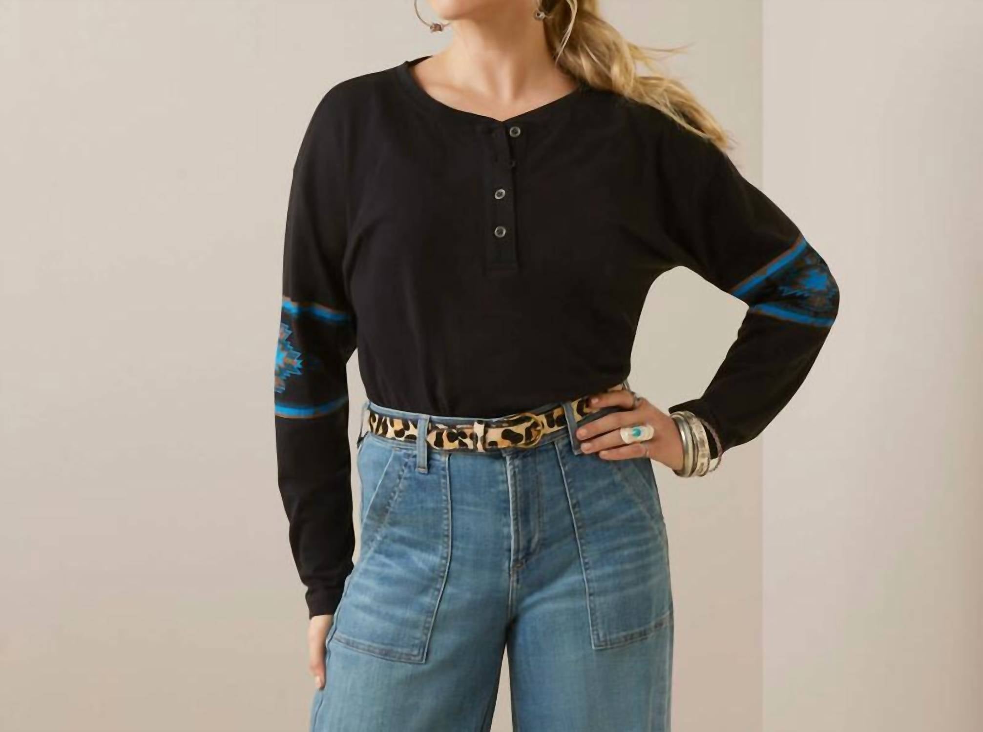 Свободный топ Henley черного цвета с эффектом потертости ARIAT
Свободный топ Henley черного цвета с эффектом потертости ARIAT