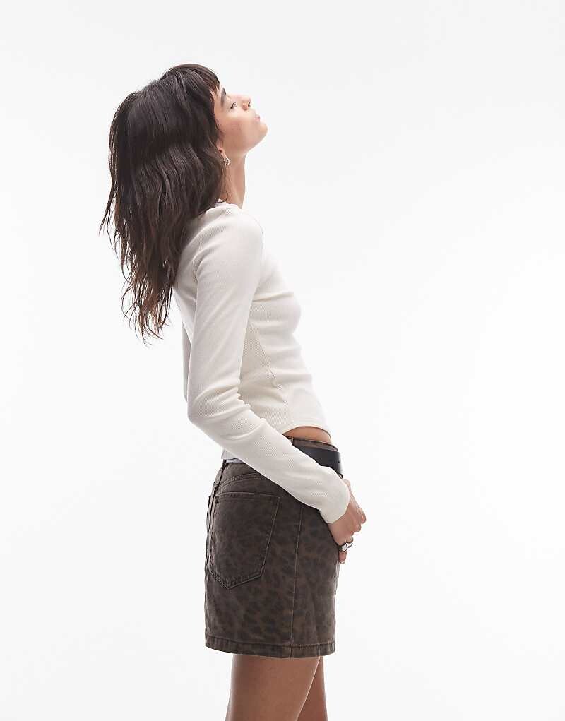 Кремовая футболка Topshop в рубчик с закругленным низом
Кремовая футболка Topshop в рубчик с закругленным низом