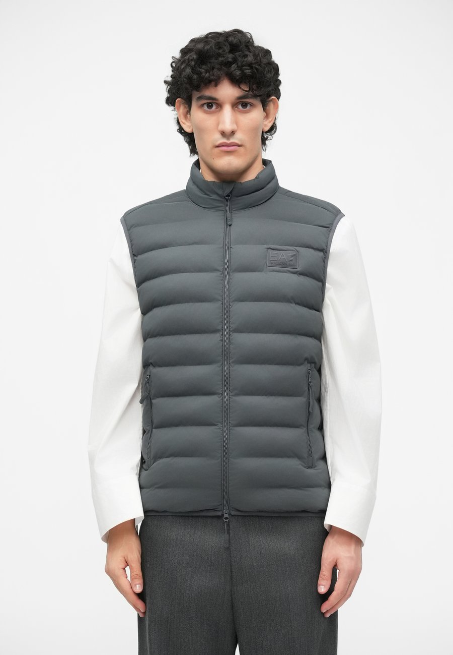 Куртка EA7 Emporio Armani MOUNTAIN ECO MEDIUM, Asphalt/Dark Grey
Куртка EA7 Emporio Armani MOUNTAIN ECO MEDIUM, Asphalt/Dark Grey