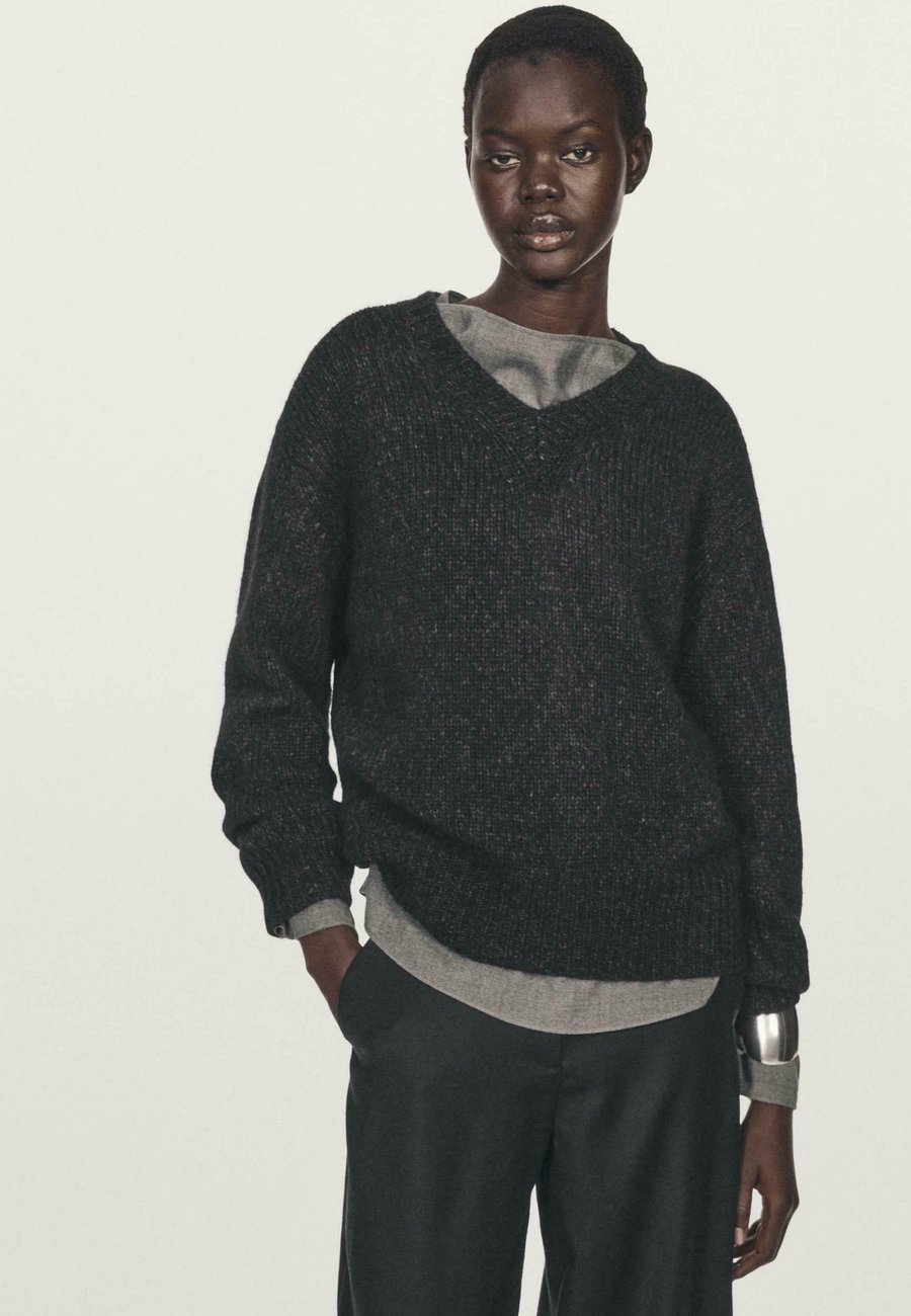 Джемпер Massimo Dutti V-NECK KNIT SWEATER, Dark Grey
Джемпер Massimo Dutti V-NECK KNIT SWEATER, Dark Grey