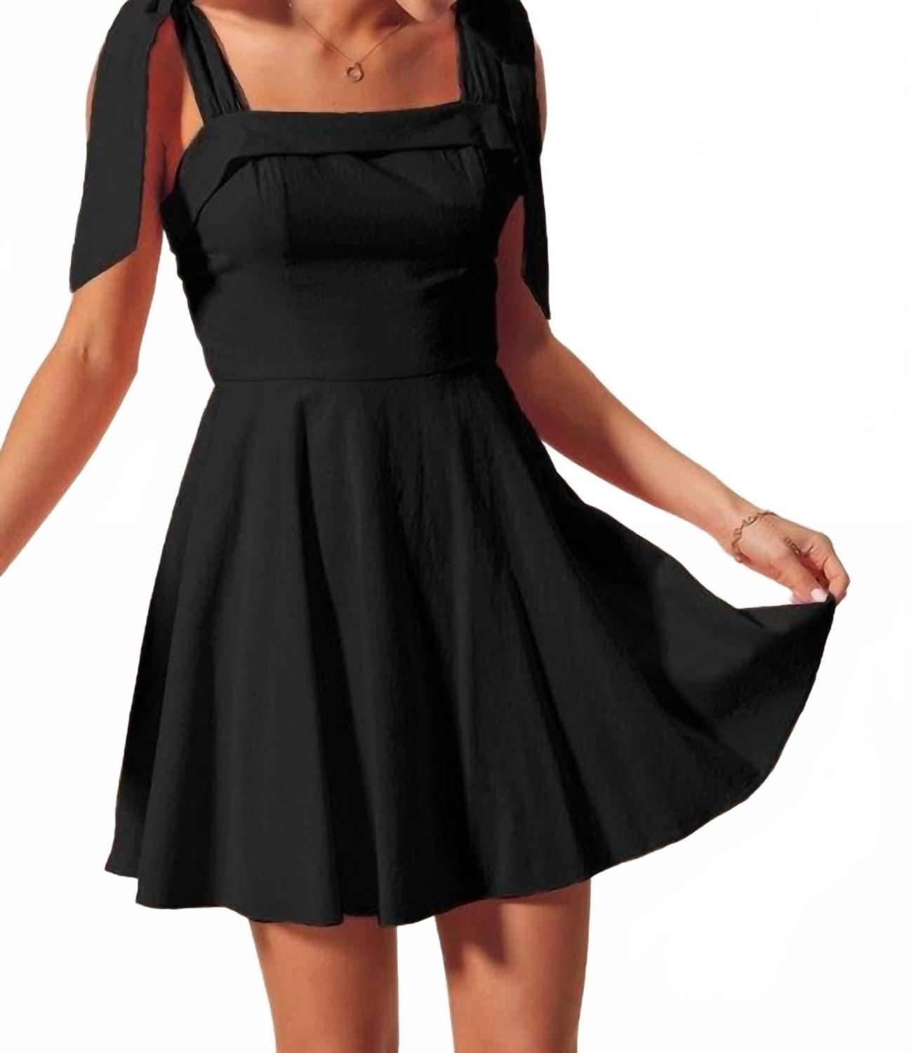 Черное мини-платье с ленточным бантом So Me
Черное мини-платье с ленточным бантом So Me