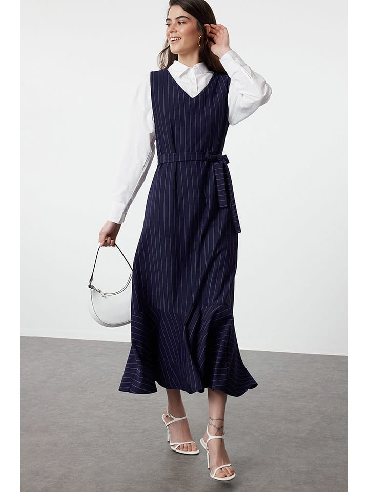 Длинное платье trendyol, темно-синий
Длинное платье trendyol, темно-синий