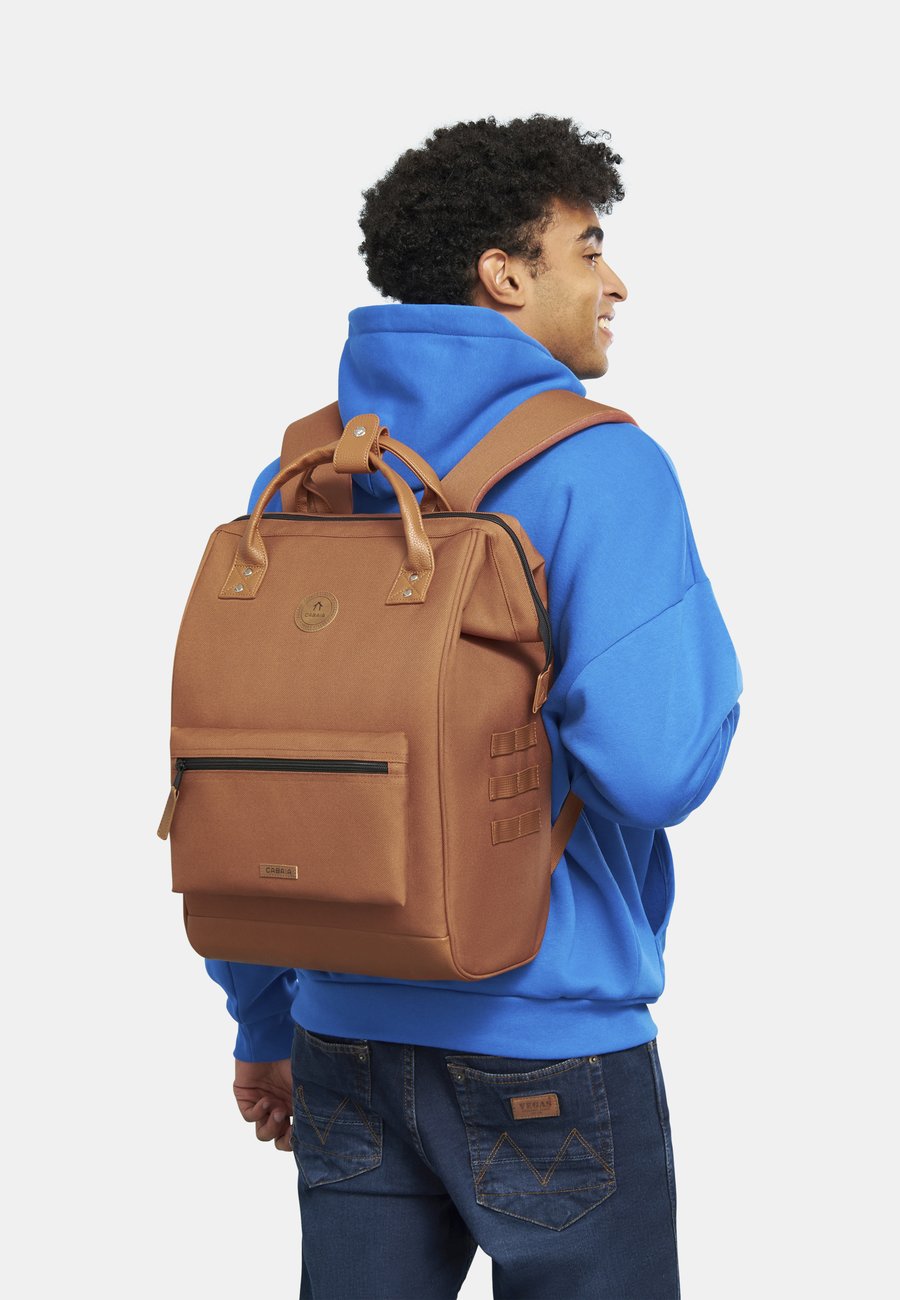 Рюкзак Cabaia ADVENTURER MAXI, Turin Cognac/Brown
Рюкзак Cabaia ADVENTURER MAXI, Turin Cognac/Brown