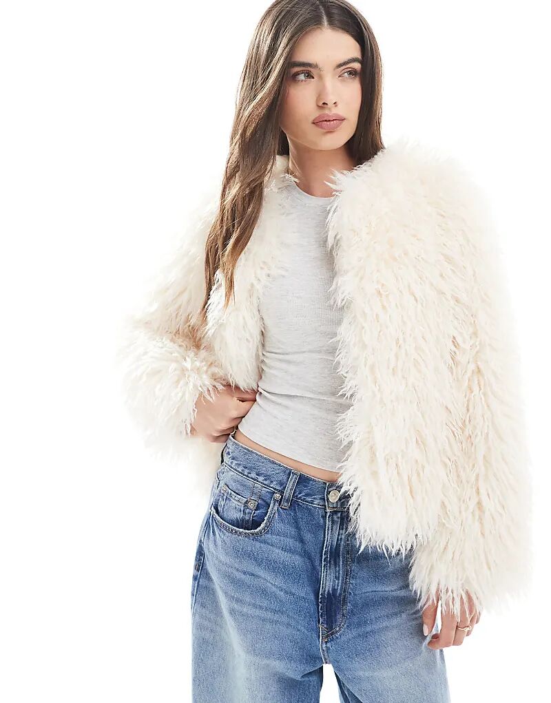 Укороченная куртка New Look из искусственного меха с ворсом кремового цвета
Укороченная куртка New Look из искусственного меха с ворсом кремового цвета