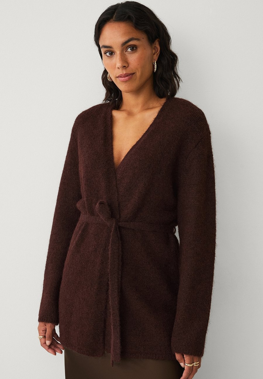 Кардиган Ellos Collection OFFENE MIT BINDEGÜRTEL, Braun/Brown
Кардиган Ellos Collection OFFENE MIT BINDEGÜRTEL, Braun/Brown