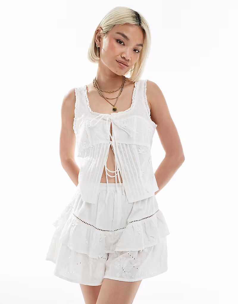 Топ Coord с круглым вырезом из ткани с объемным цветочным принтом Asos Design
Топ Coord с круглым вырезом из ткани с объемным цветочным принтом Asos Design