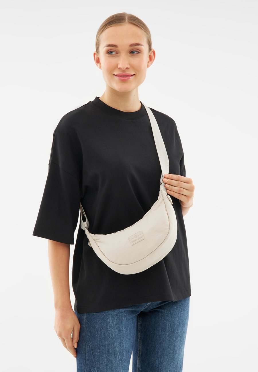 Сумка кросс-боди Johnny Urban KAIA SMALL, Sand
Сумка кросс-боди Johnny Urban KAIA SMALL, Sand
