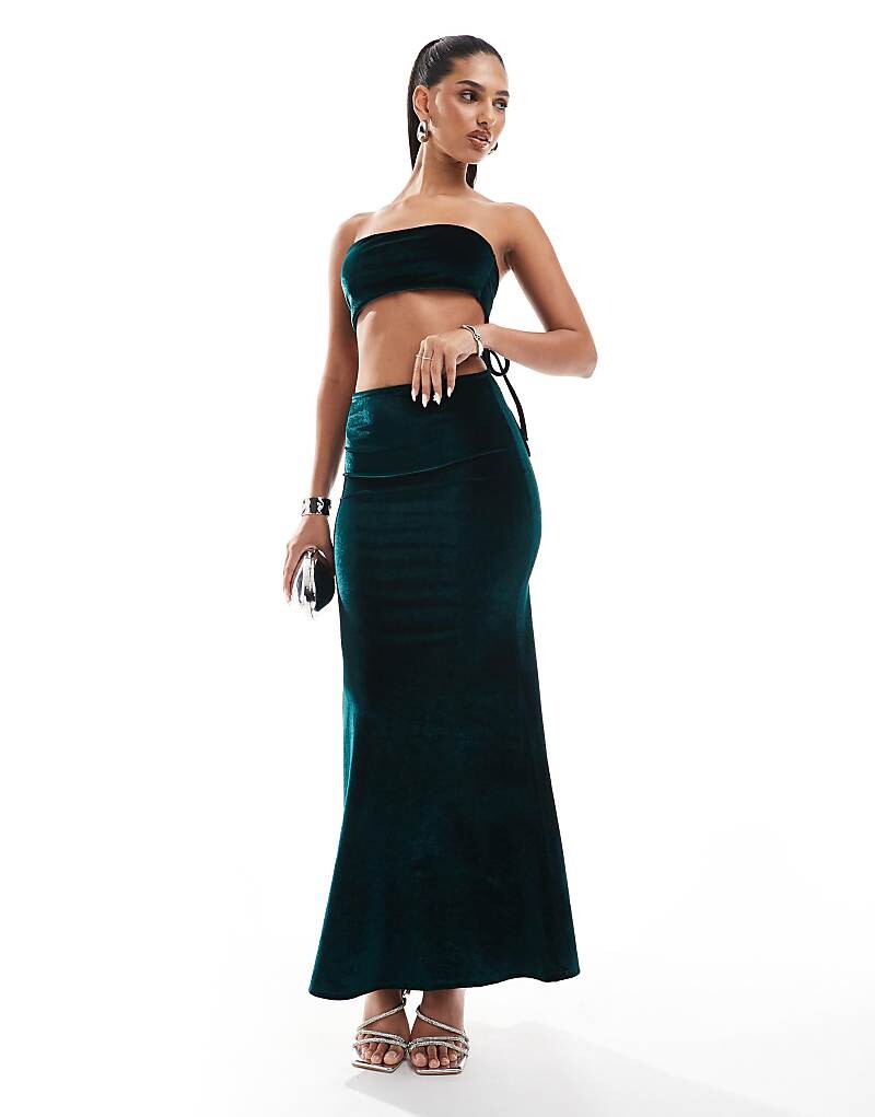 Темно-бирюзовое бархатное платье миди с завязками на спине ASOS DESIGN
Темно-бирюзовое бархатное платье миди с завязками на спине ASOS DESIGN