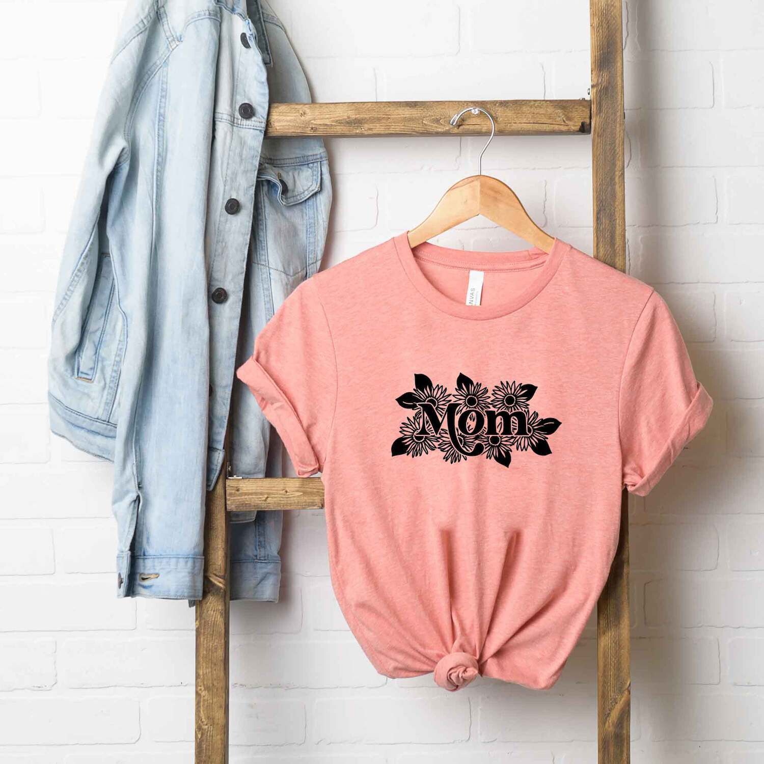 Футболка с короткими рукавами и рисунком Mom Sunflowers Simply Sage Market
Футболка с короткими рукавами и рисунком Mom Sunflowers Simply Sage Market