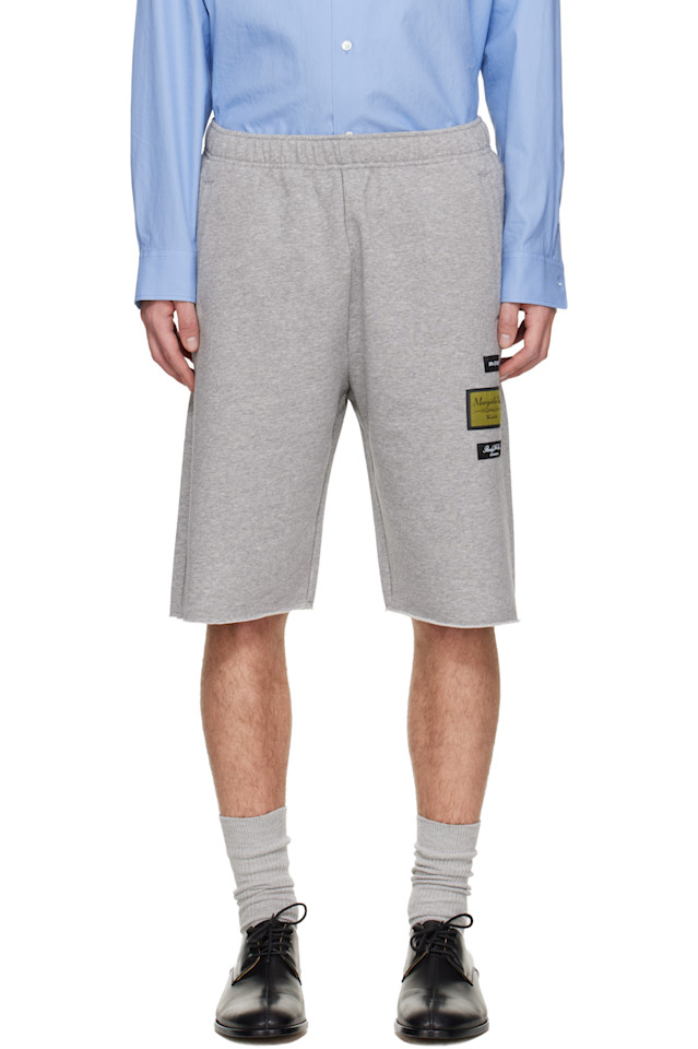 Mm6 Maison Margiela Шорты с серым логотипом и нашивкой
Mm6 Maison Margiela Шорты с серым логотипом и нашивкой