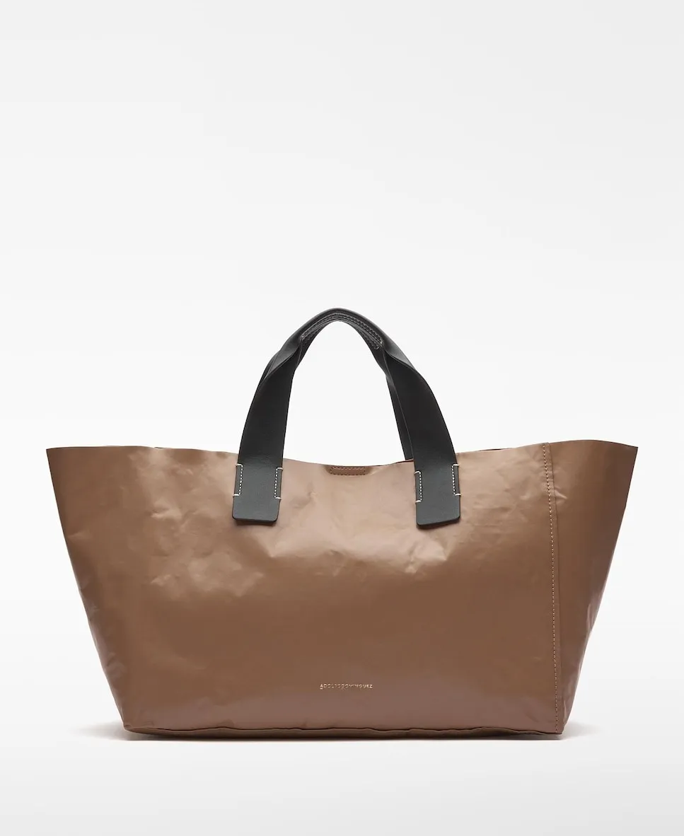 Женская сумка-шоппер Mica Maxi с металлическим каркасом Adolfo Dominguez, песочный
Женская сумка-шоппер Mica Maxi с металлическим каркасом Adolfo Dominguez, песочный