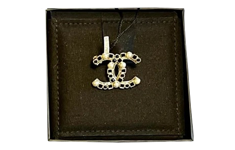 CHANEL Брошь женская черная
CHANEL Брошь женская черная