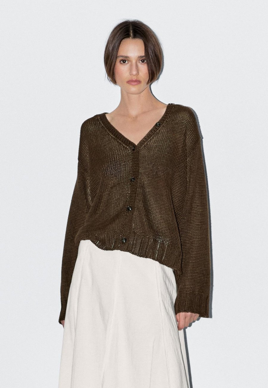 Кардиган Massimo Dutti BUTTONED V-NECK WITH LONG SLEEVES, Brown
Кардиган Massimo Dutti BUTTONED V-NECK WITH LONG SLEEVES, Brown