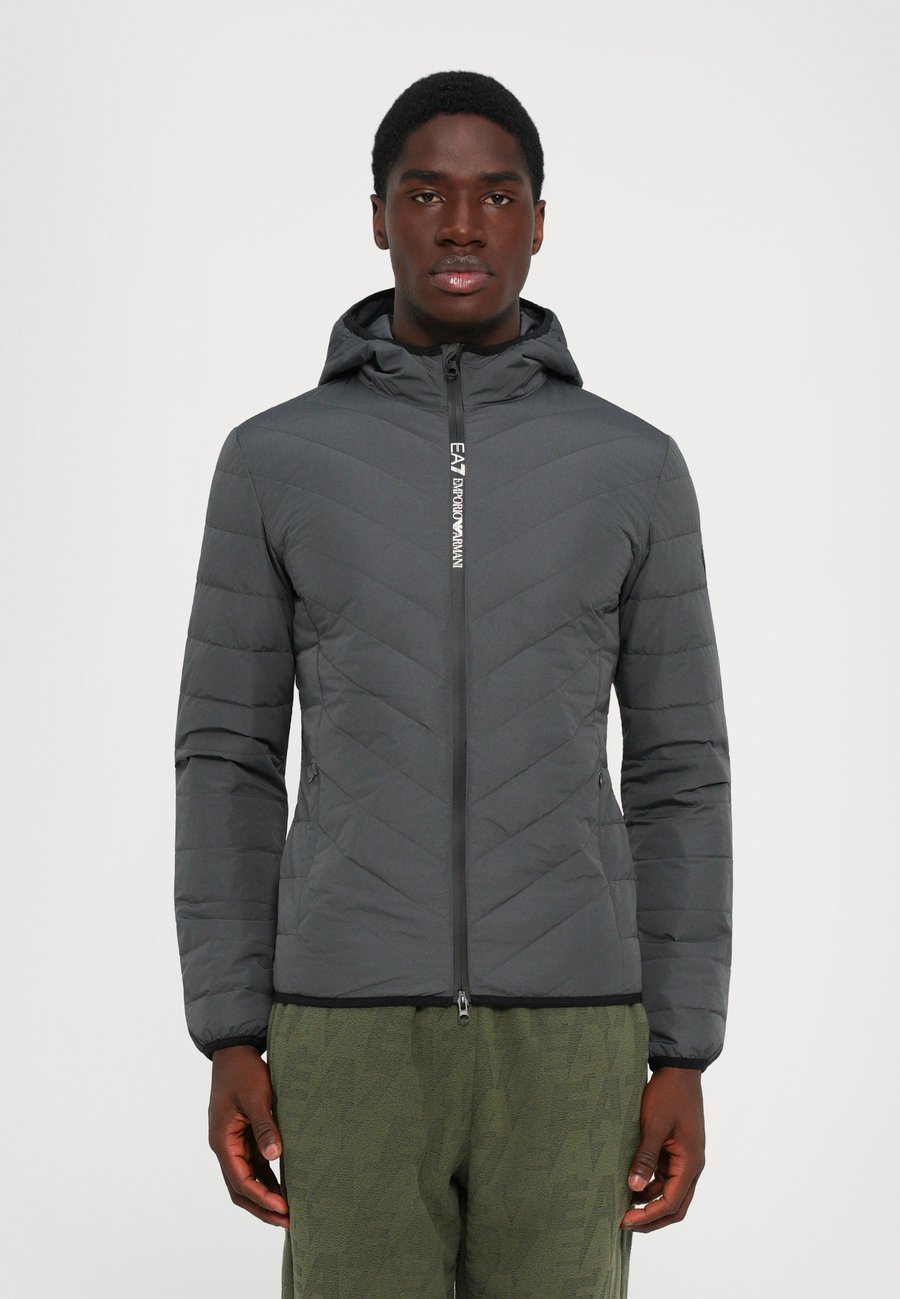 Куртка EA7 Emporio Armani TRAIN PREMIUM JACKET, Asphalt/Dark Grey
Куртка EA7 Emporio Armani TRAIN PREMIUM JACKET, Asphalt/Dark Grey