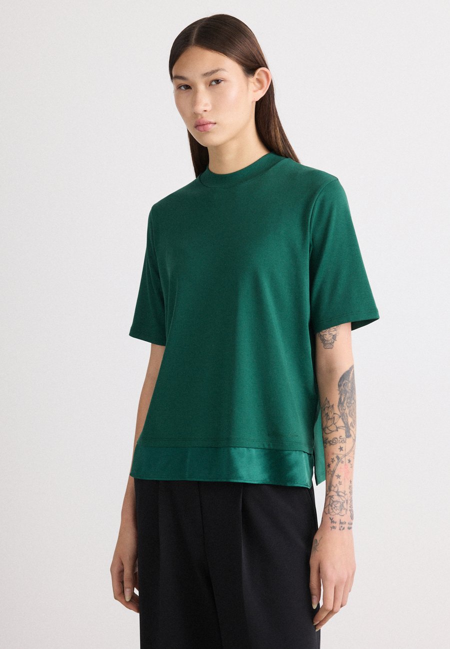 Футболка Marc Cain Basic T-shirt, Dark Jade Green/Dark Green
Футболка Marc Cain Basic T-shirt, Dark Jade Green/Dark Green