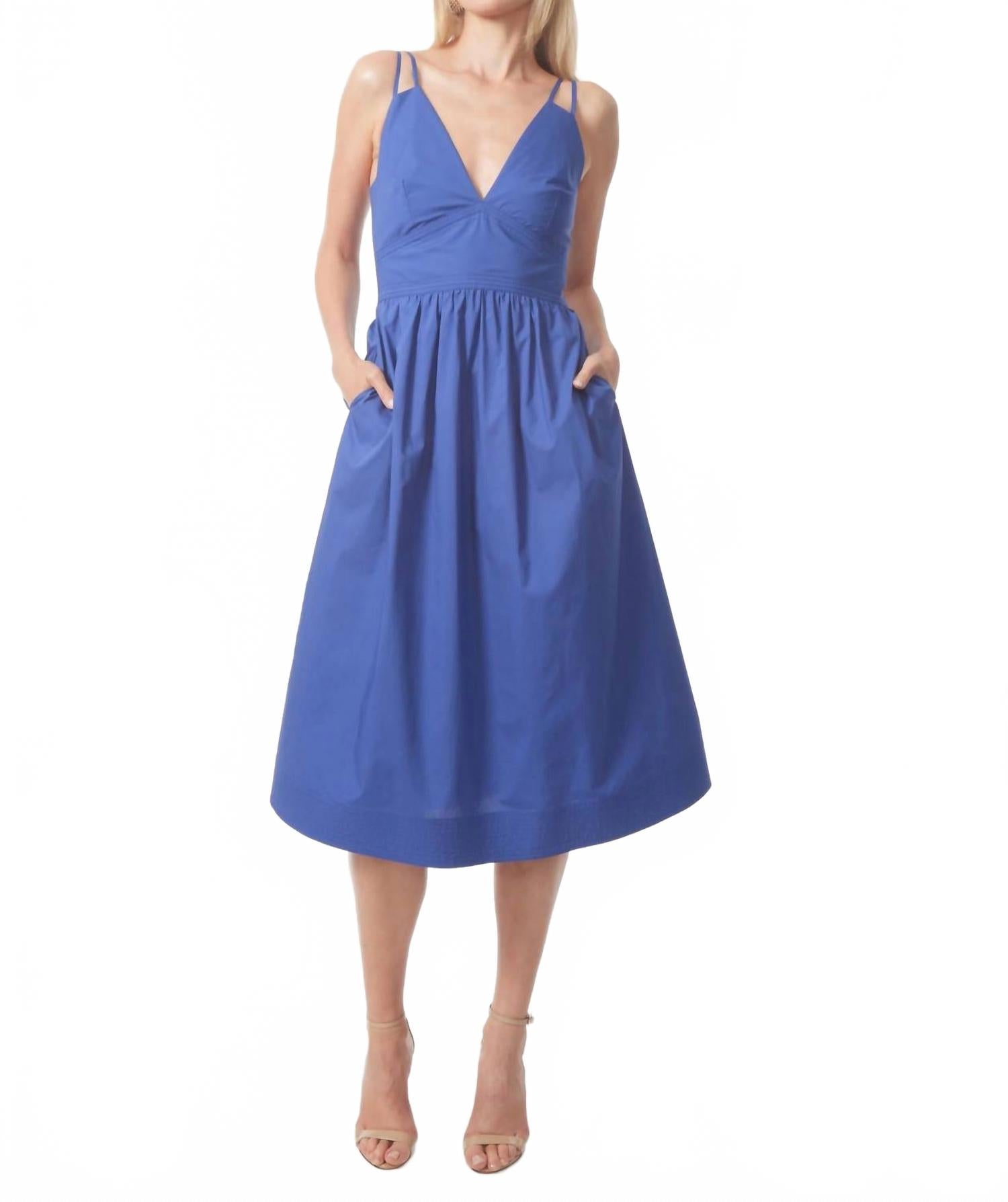 Женское платье Floria в голубом цвете GILNER FARRAR
Женское платье Floria в голубом цвете GILNER FARRAR