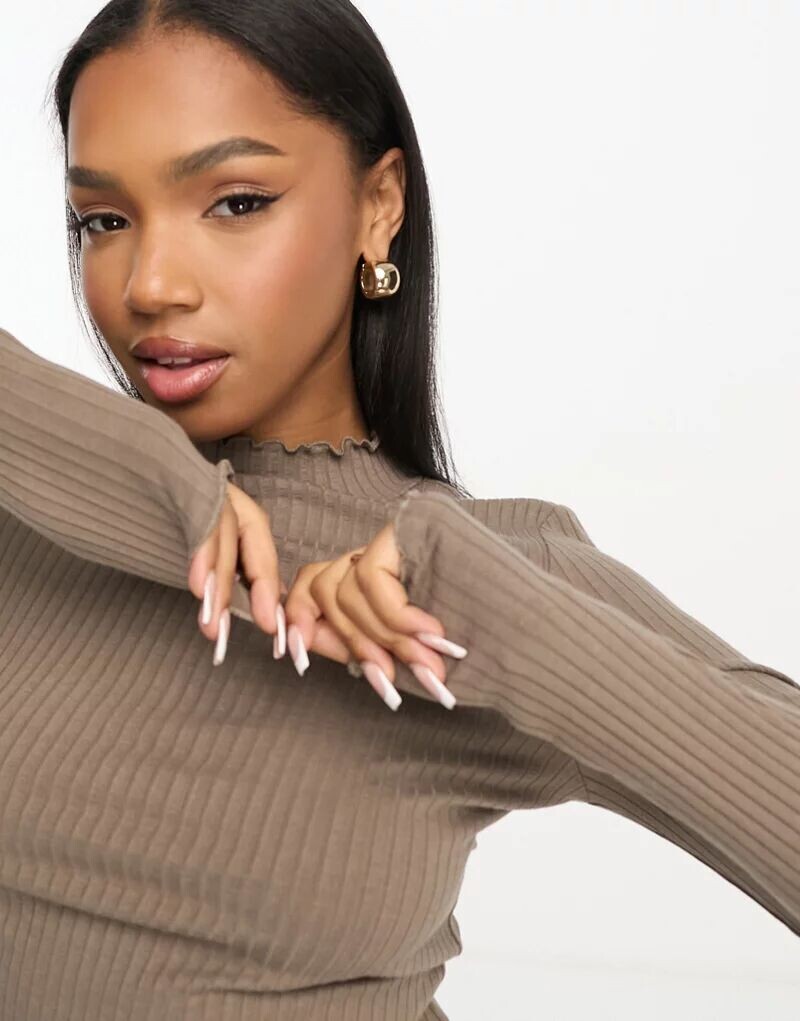 Светло-коричневый топ с высоким воротником и краем салатового цвета JDY
Светло-коричневый топ с высоким воротником и краем салатового цвета JDY