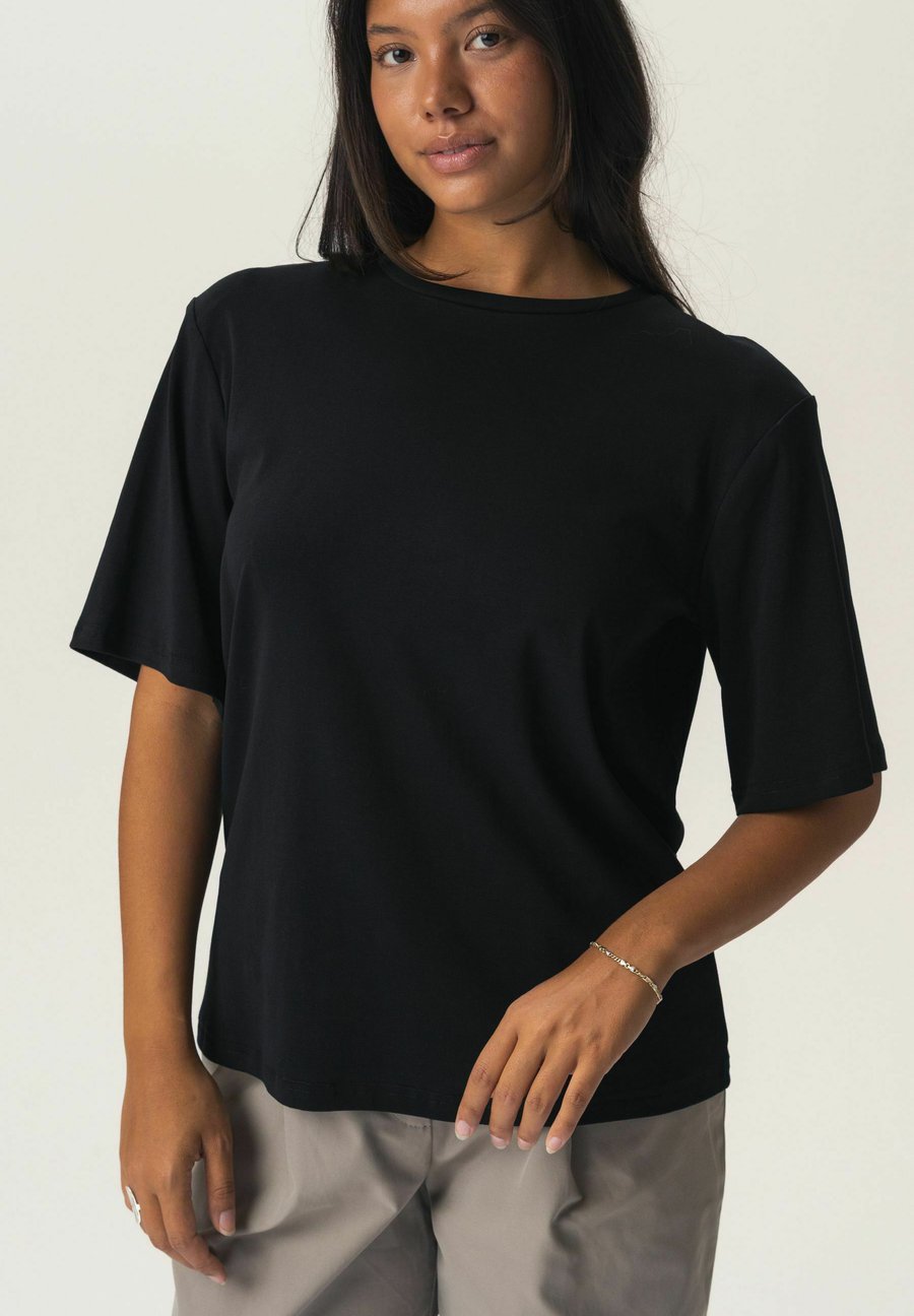 Футболка BY IC MARIEIC, Black, Черный, Футболка BY IC MARIEIC, Black
Футболка BY IC MARIEIC, Black, Черный, Футболка BY IC MARIEIC, Black