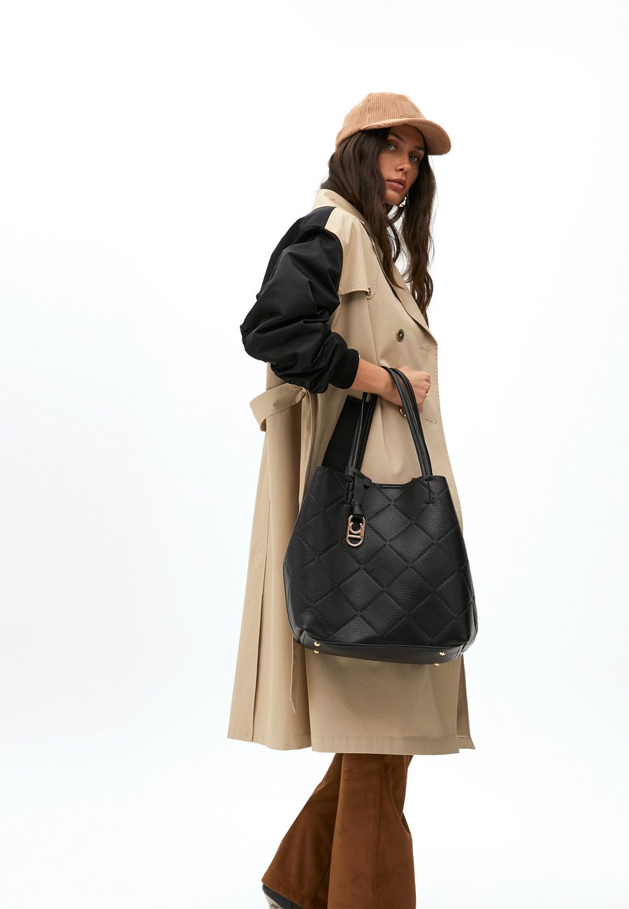 Сумка LOLA CASADEMUNT Handbag, Black
Сумка LOLA CASADEMUNT Handbag, Black